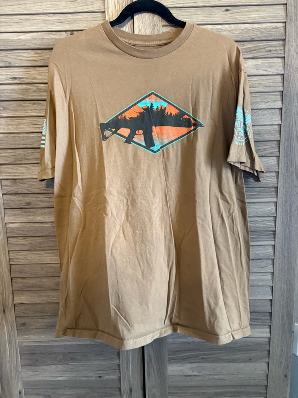 Classic Brown Graphic Men’s T-Shirt with Landscape Rifle Silhouette Print